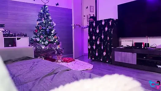 Gadis nakal menyentak menyemprotkan dan pantatnya kacau di bawah pohon Natal!