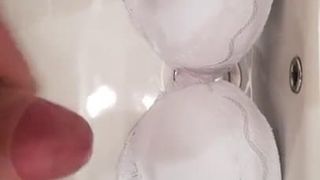 Merek baru langkah ibu bra putih ditutupi dengan air mani sebelum digunakan