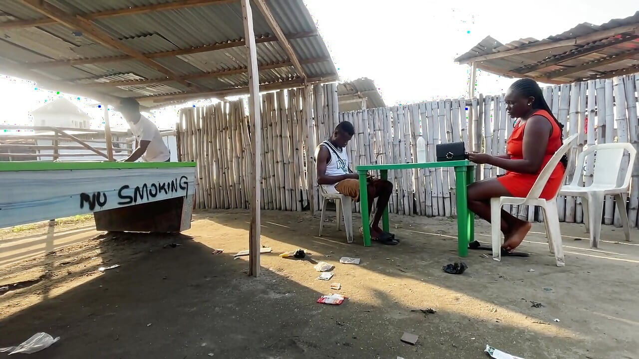 صديقته تبحث عن رجل آخر ينيكها بشدة