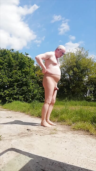 Small Outdoor Shooting in Pantyhose and Cumshot