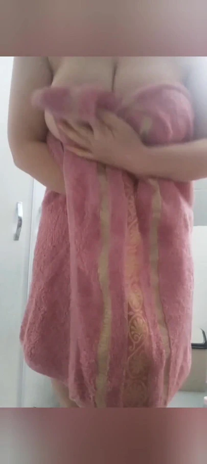 来自“我穿着开普的妻子从浴室出来”的精彩时刻