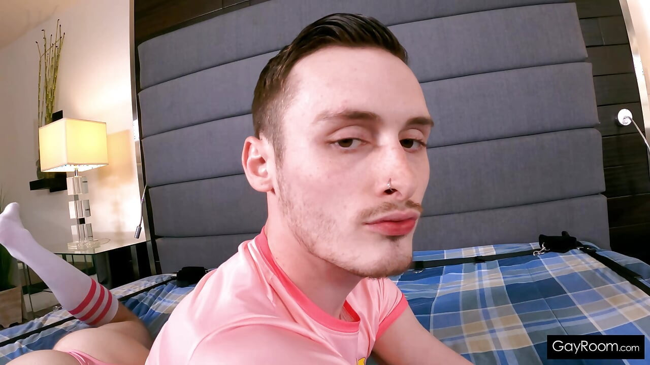 Twink laat papa met zwarte pik hem vastbinden