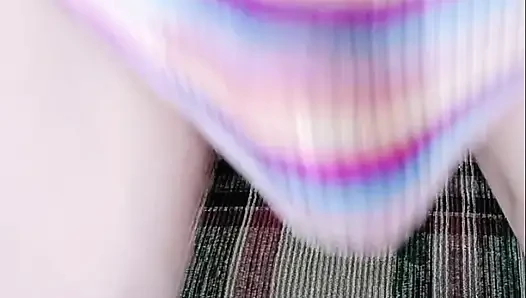 Femboy sevimli küçük külota boşalıyor.