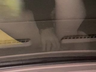 Masturbation féminine en solo sur le capot de la voiture