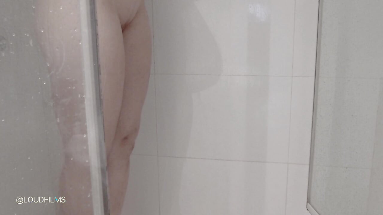 私はルリータ、継父をお風呂に入れている間、私を見て