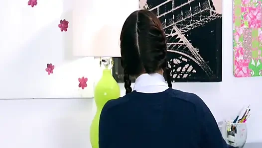 Грусть девушки по соседству