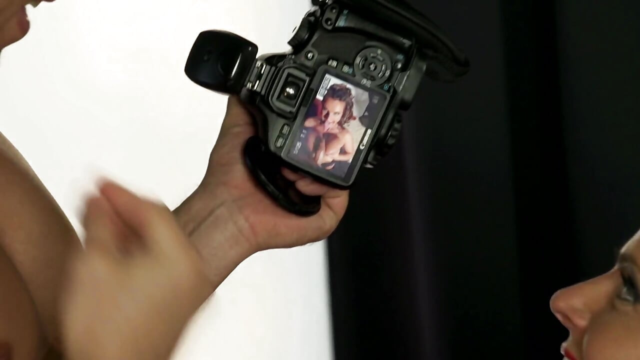 बड़े स्तनों वाली चोदने लायक मम्मी इसे इतनी गहराई तक चूसना और उसे अपनी तंग गांड में लेना पसंद करती है