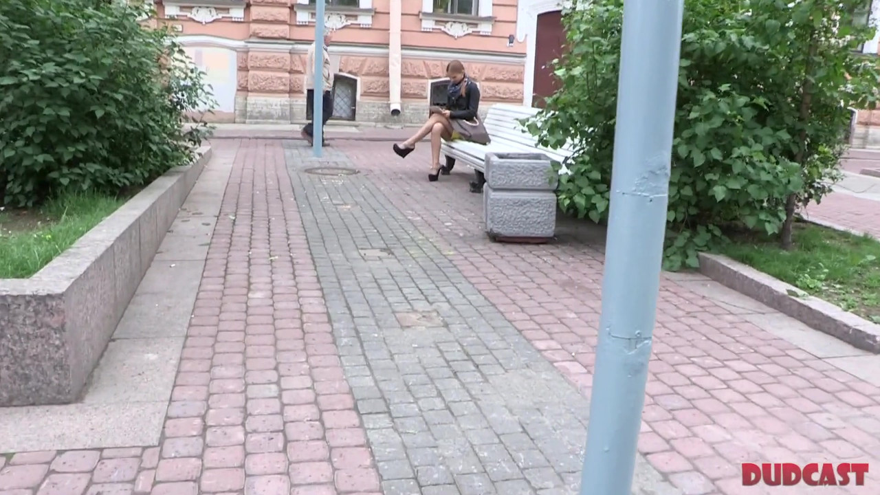 漂亮女孩被引诱与经验丰富的色情经纪人发生性关系