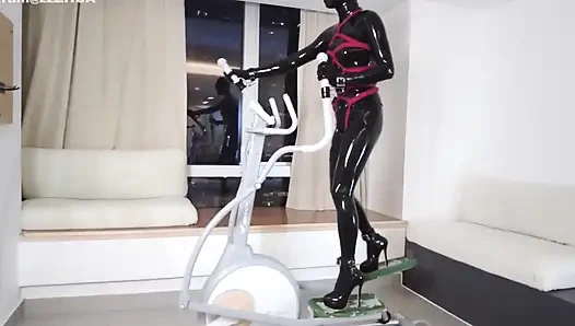 Mz27 - ein in Latex gefesseltes mädchen geht auf einem laufband