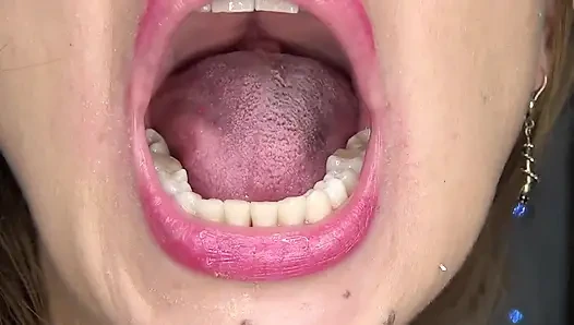 Aynanın önünde uvula, dilim ve ağzımla oynuyorum