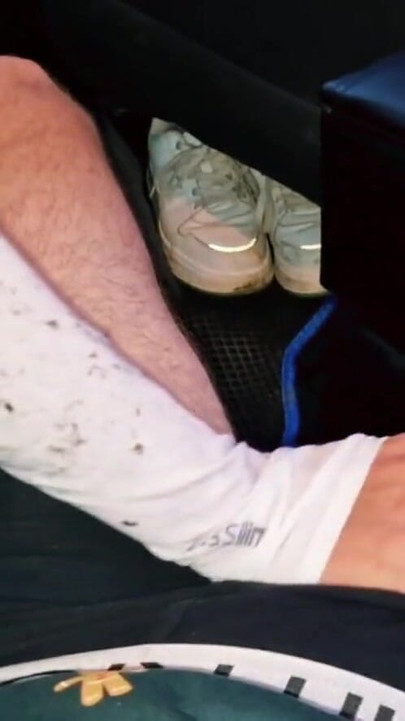 高速道路で見知らぬ男が近づいてきて、車の中で私を犯し、肛門に精液をしました | クリップ 1