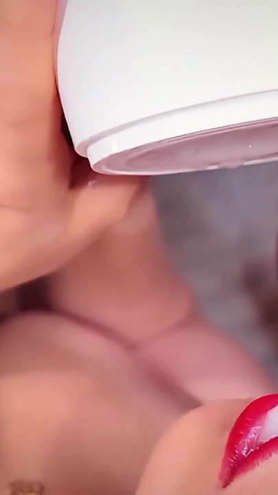 "Orta yaşlı seksi kadın ağzıma 4 boşalma için AcmeJoy Stroker William'ı kullanıyor" dan çarpıcı an