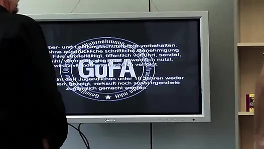 Büyük memeli Fransız sürtük üçlü grup sekste sert çift sikiliyor