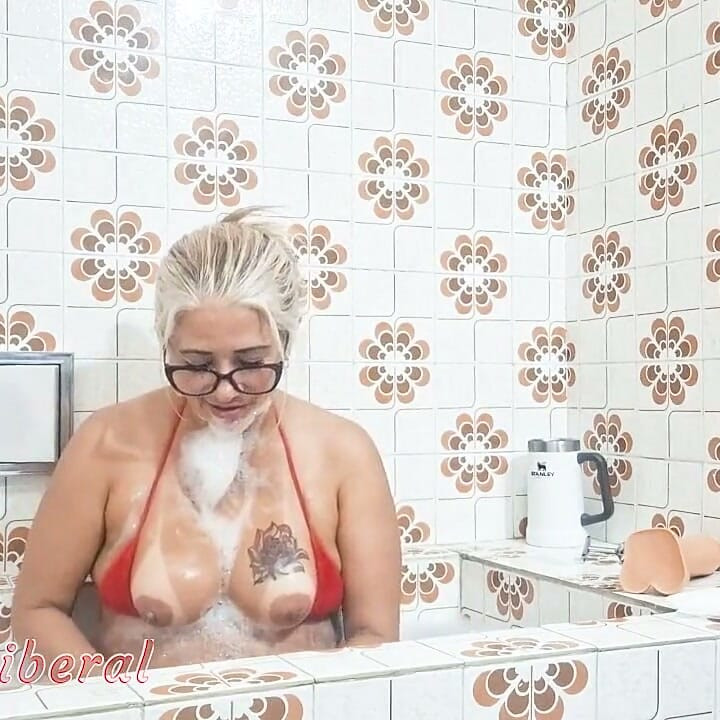 Sticking Dildos in Her Pussy and Pissing