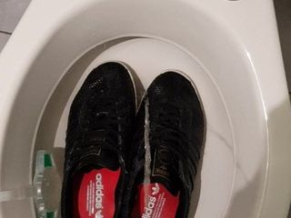 Pisse in sexy adidas Schuhe