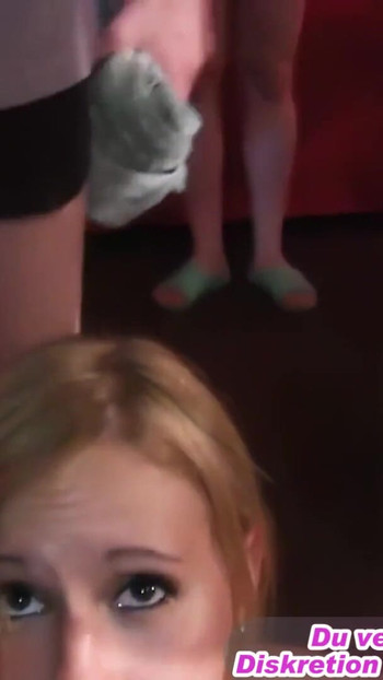 Moment memorabil de la "petrecere sexuală germană cu ejaculare înăuntru într-un club de sex în grup"