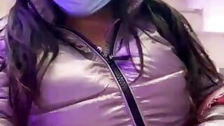 India mostrando sus tetas en su chaqueta en lugar público