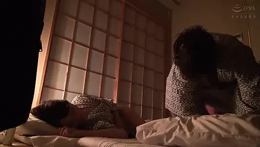 Campur aduk dengan pesanan kamar, berakhir berbagi kamar dengan rekanku yang sibuk. - Merangkak malam! 2-2