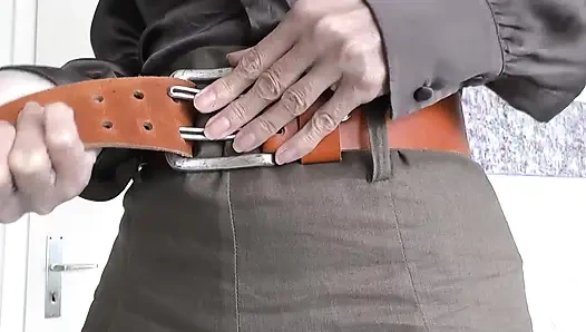 Aufregender gürtel fitting mit einem leinenrock, teil 1, lady victoria Valente