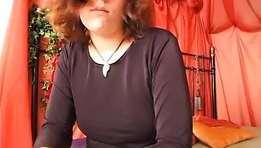 Si rambut cokelat toket kecil mengobel dan menggosok memeknya