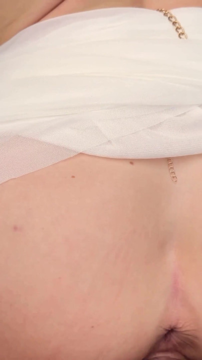 Nagroda greckiej bogini - Głębokie gardło i namiętne ruchanie do creampie przy basenie - Sweetie Fox | Klip 1