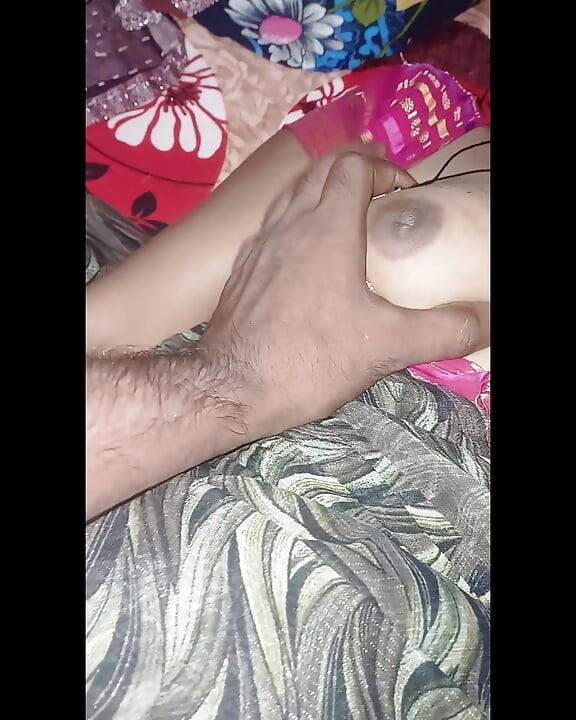 Padosan bhabhi ke chut chatkar pani nikal diya