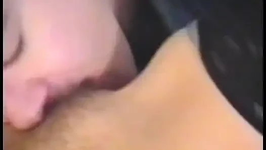 Azgın hatun sikilmeden önce büyük direğe gırtlağına kadar alıyor