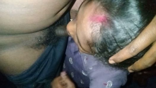 Istri desa india lagi asik nyepong kontol suami istri barunya