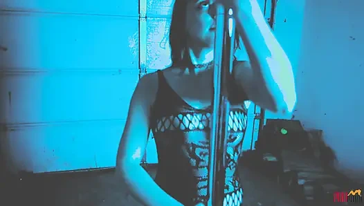 Gefangene schlampe gedrängt, um sich zu strippen und entführer zu lutschen