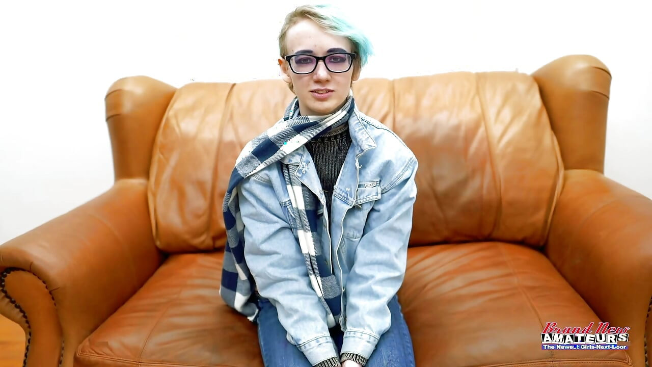 Raven Petite Blonde Amateur смешивает игру с дилдо и грязные действия горлом!