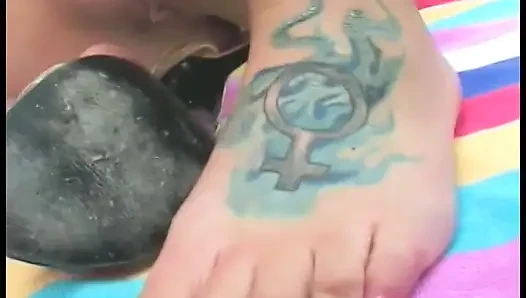 Mysti may si gadis hot rambut pirang lagi asik muasin memeknya pakai dildo sambil pamer kakinya yang aduhai