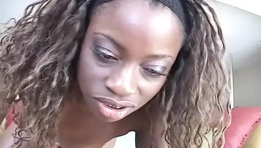 Чернокожая крошка подрачивает клитор, затем сосет огромный член до камшота