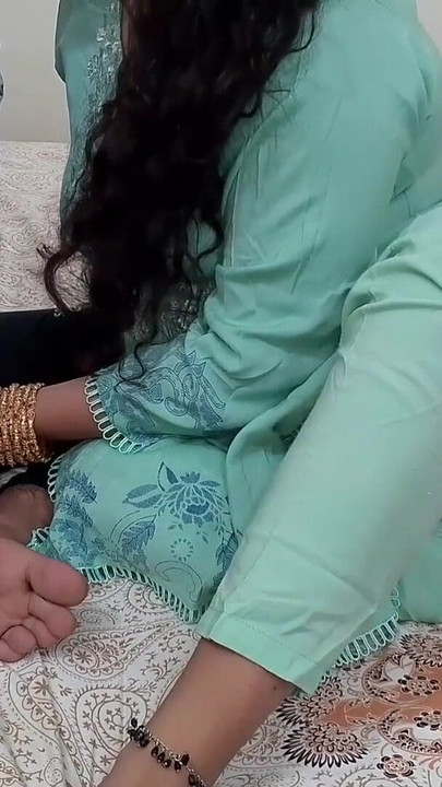 Povremeno indijska Desi Bhabhi čavrlja sa svojim mužem | Isječak 1