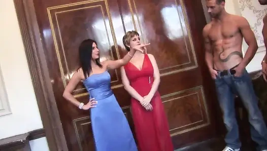 Großer schwanz, asiatischer tätowierter typ liebt blondine mit großen möpsen auf schwanz