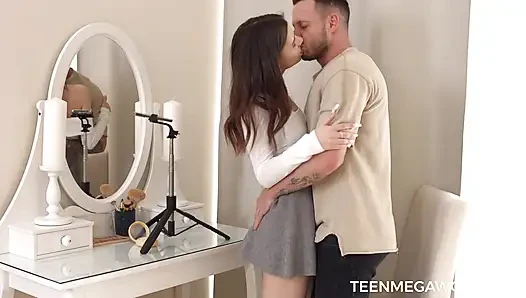 Bebek gibi kız tırnaklarını gösteriyor ama onun yerine amını istiyor - teenmegaworld