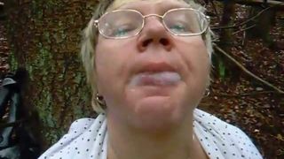 Oma im Wald bekommt Gesichtsbesamung mit Brille