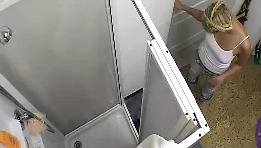 İki sarışın ıslak duşa dokunuyor ve vücut oyunu yapıyor