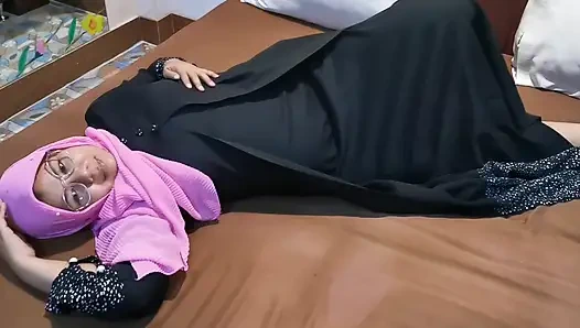 Лежать на собственном теле в постели на праздниках.