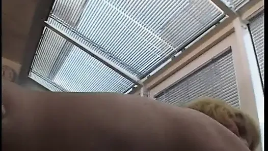 Seksi sarışın amcık yalamanın tadını çıkarıyor ve sonra sert sikişiyor