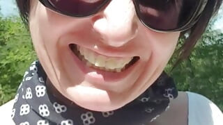 Julie spritzt outdoor