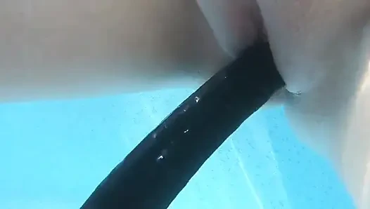 Camilla dan cheyenne lagi asik muasin memeknya pakai dildo ukuran dua kali di kolam renang