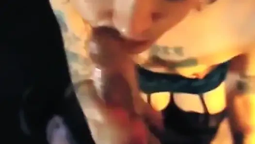 Mike si cewek bertato lagi asik nyepong sampai tenggorokan