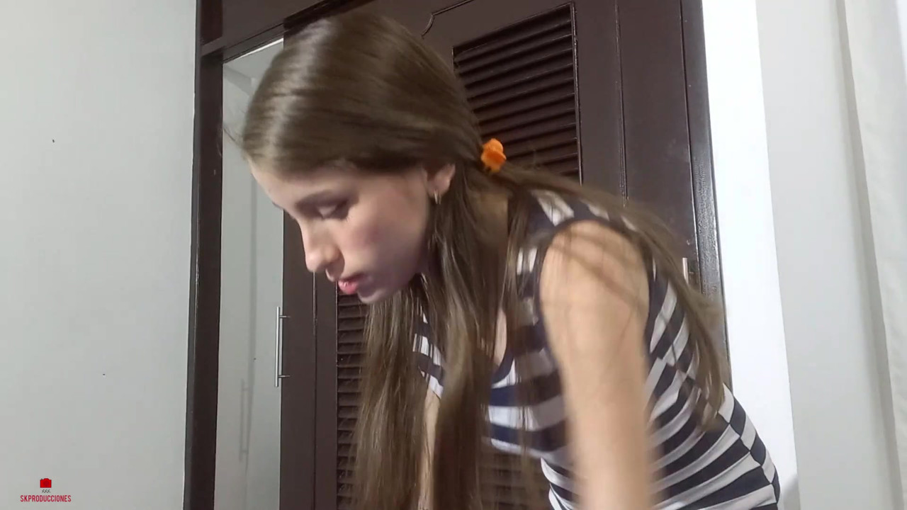 無邪気な顔をした義理の妹は、私に素晴らしいオーラルをさせてほしいと頼みます