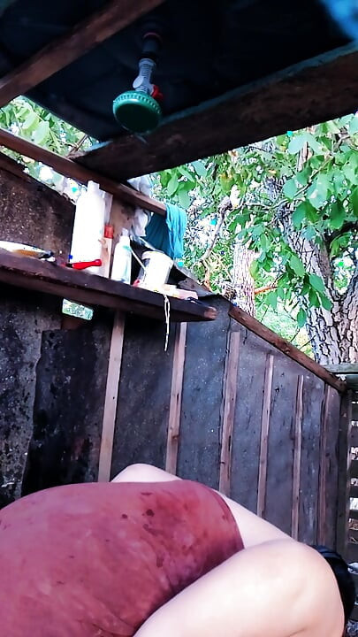 Al aire libre ducha mamada tetona en primer plano
