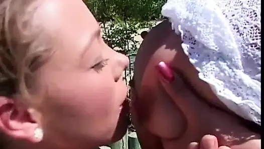 Lezbiyenler bahçede klasik dildo yalıyor