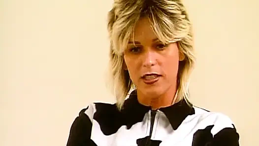 Amatör sarışın hatun kamerada mükemmel vücudunu gösteriyor