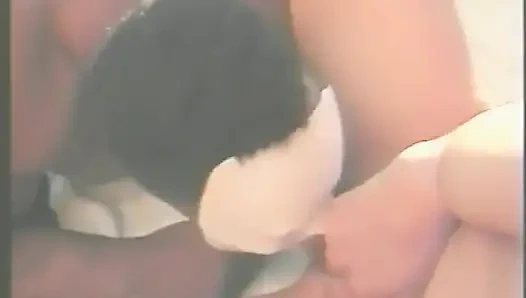 Muskulöse fremder in weißer Superheldin-Maske bohrt ebenholzküken auf dem Parkplatz des Einkaufszentrums