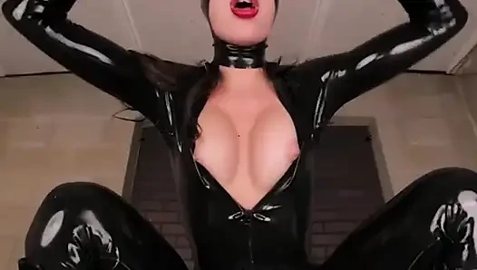 VRCosplayx Kylie Rocket в качестве женщина-кошка проведет вас через тайну сексуального удовольствия, часть 1