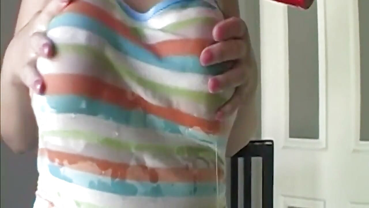 Blondes schätzchen fingert tropfende muschi zu explosivem orgasmus