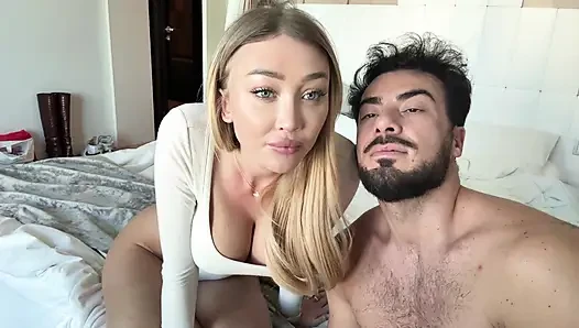 Creampie hotel asli - cewek hot rambut pirang dengan lingerie putih ini mengerang saat lagi dientot habis-habisan